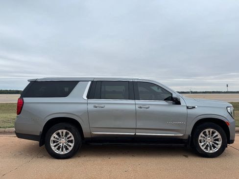 Used 2023 GMC Yukon XL SLT w/ SLT Luxury Package image 2