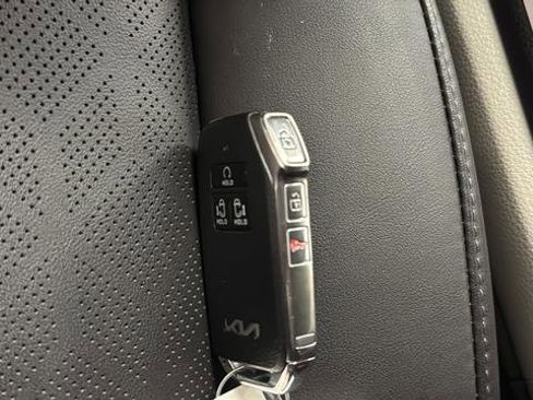 Used 2024 Kia Carnival LX image 20