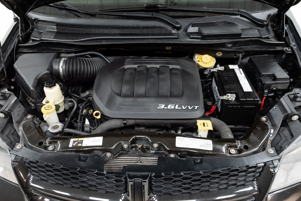 Used 2016 Dodge Grand Caravan R/T w/ Driver Convenience Group FWD image 3