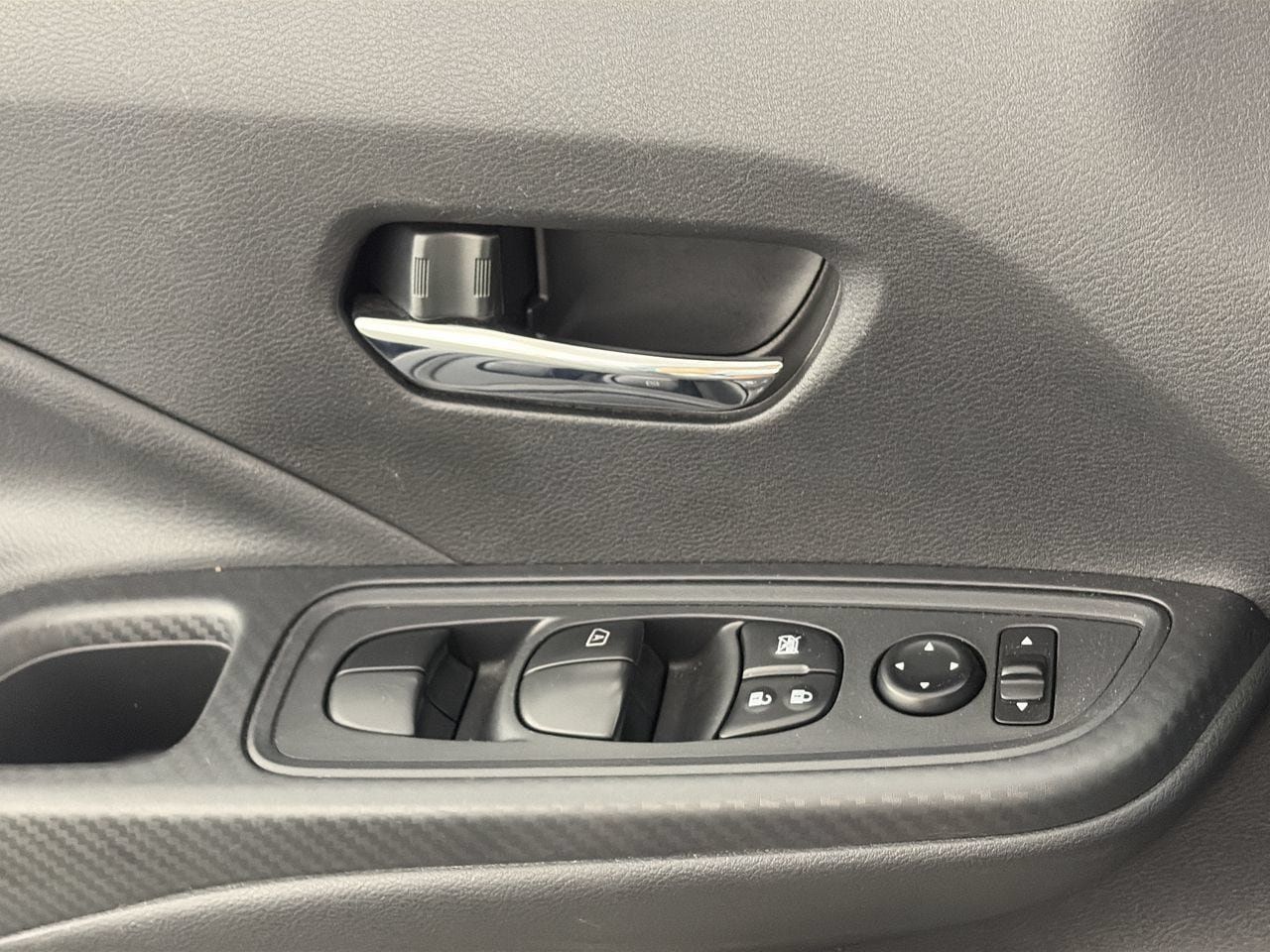 Used 2025 Nissan Versa SV FWD image 16
