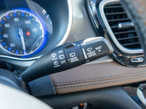 Used 2017 Chrysler Pacifica Limited w/ UConnect Theater Package image 28