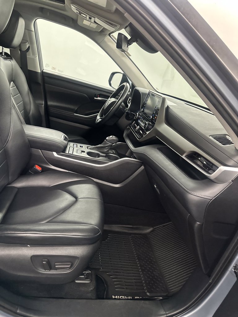 Used 2020 Toyota Highlander XLE AWD/4WD image 42