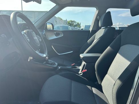 Used 2025 Kia Soul LX w/ LX Technology Package FWD image 18