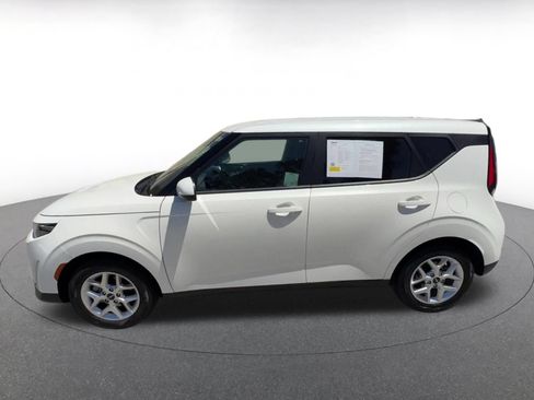 Used 2025 Kia Soul LX w/ LX Technology Package FWD image 9