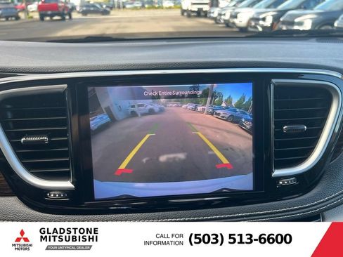 Used 2023 Chrysler Pacifica Limited FWD image 12