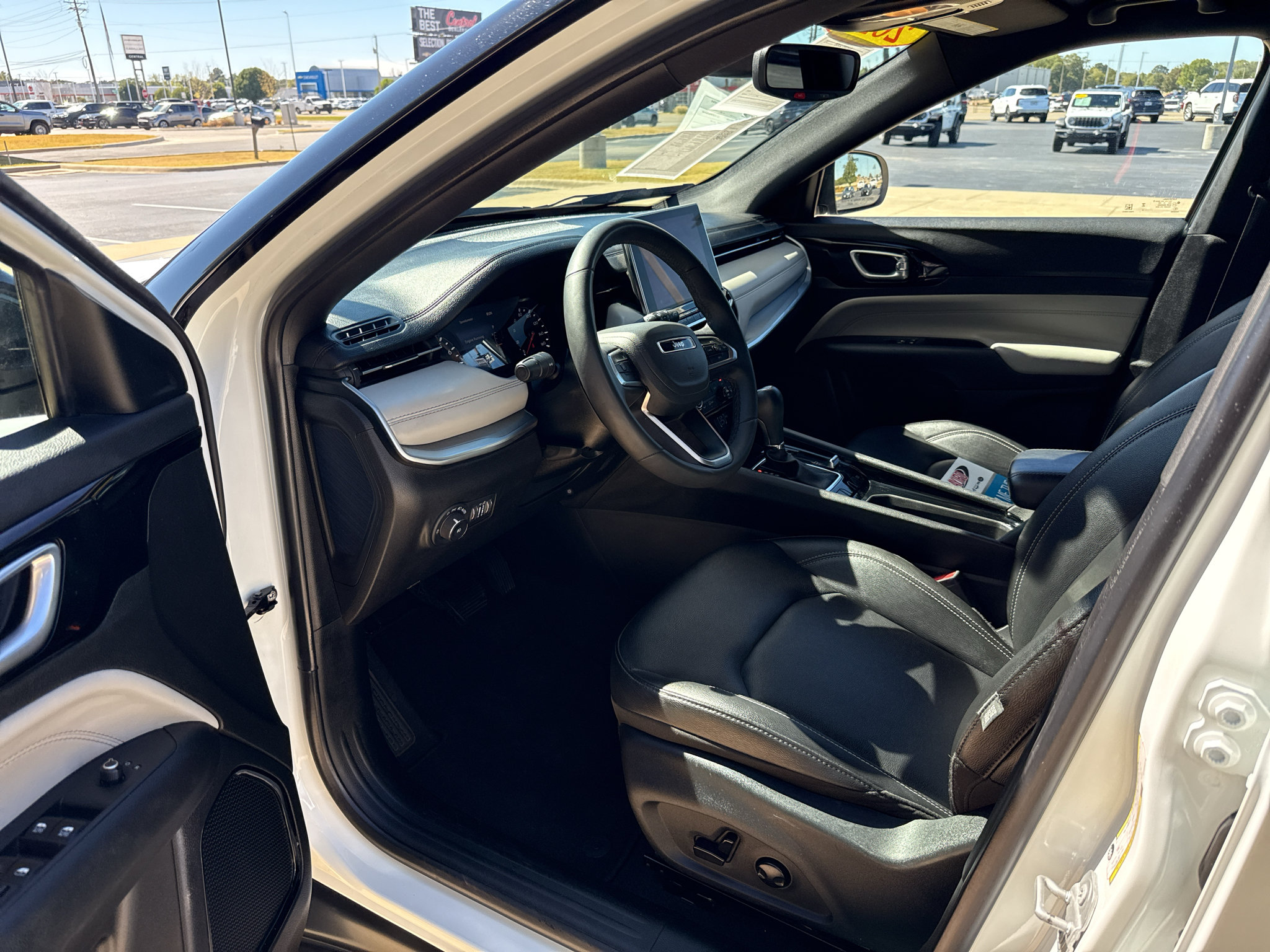 Used 2025 Jeep Compass Limited AWD/4WD image 16
