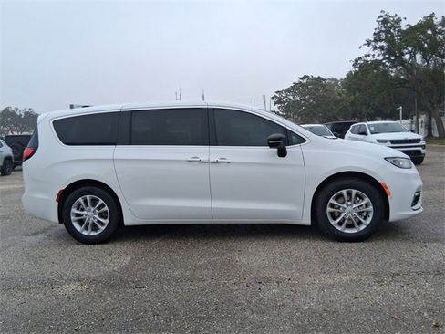 Used 2026 Chrysler Pacifica Select image 8