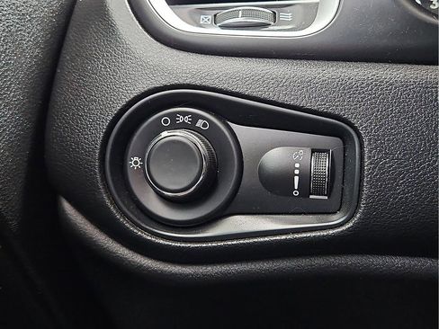 Used 2021 Jeep Renegade Sport FWD image 13