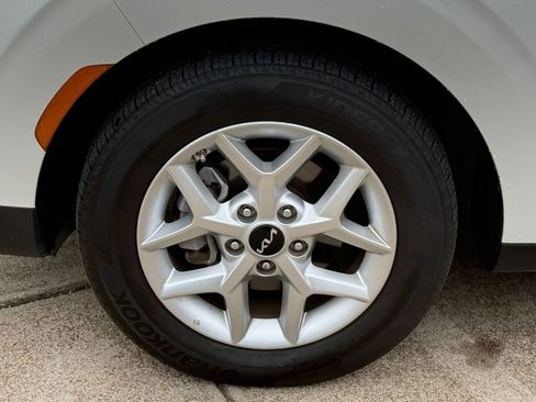 Used 2025 Kia Soul LX w/ LX Technology Package FWD image 30