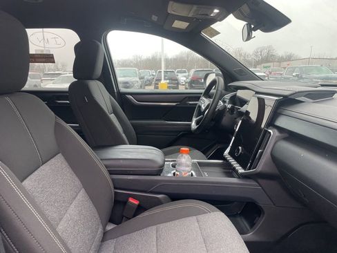 Used 2025 GMC Acadia Elevation image 16