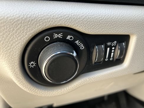 Used 2017 Chrysler Pacifica Touring w/ Tire & Wheel Group image 12