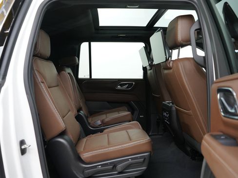 Used 2023 Chevrolet Suburban High Country AWD/4WD image 13