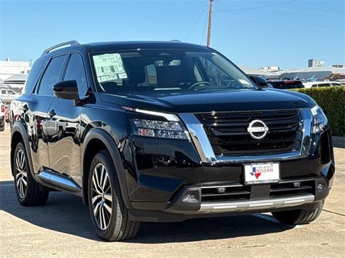 New 2025 Nissan Pathfinder Platinum image 2