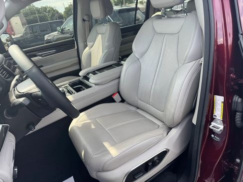 Used 2023 Jeep Wagoneer 4WD image 4