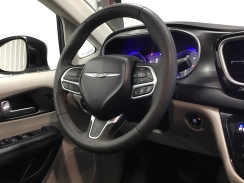 Used 2024 Chrysler Pacifica Touring-L FWD image 33