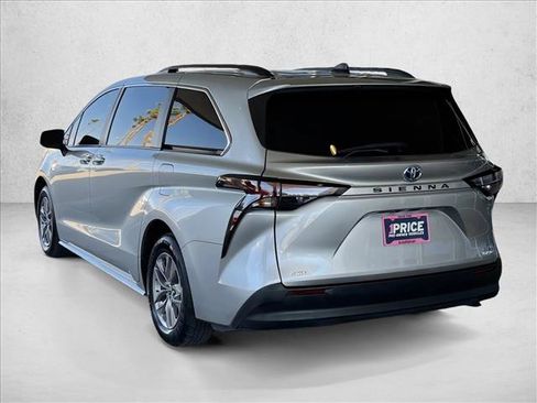 Used 2024 Toyota Sienna LE AWD/4WD image 3