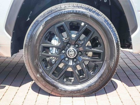 Used 2025 Toyota Tundra Limited AWD/4WD image 10