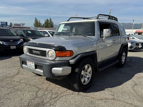 Used 2007 Toyota FJ Cruiser Sport Utility 2D image 3
