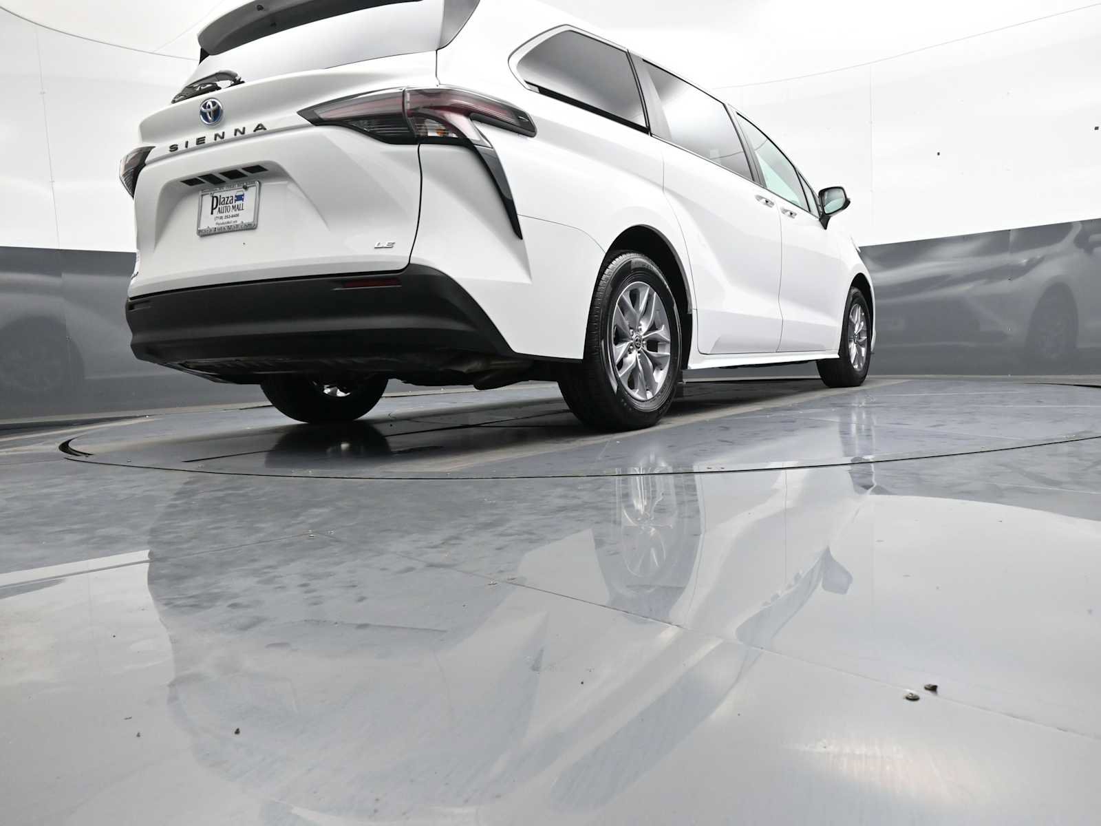 Certified 2025 Toyota Sienna LE FWD image 30