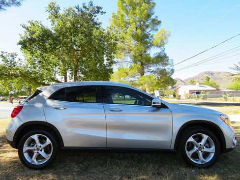 Used 2018 Mercedes-Benz GLA 250 4MATIC w/ Premium Package image 11