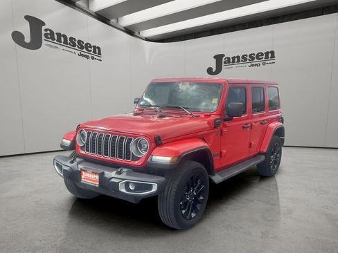Used 2025 Jeep Wrangler Sahara image 8