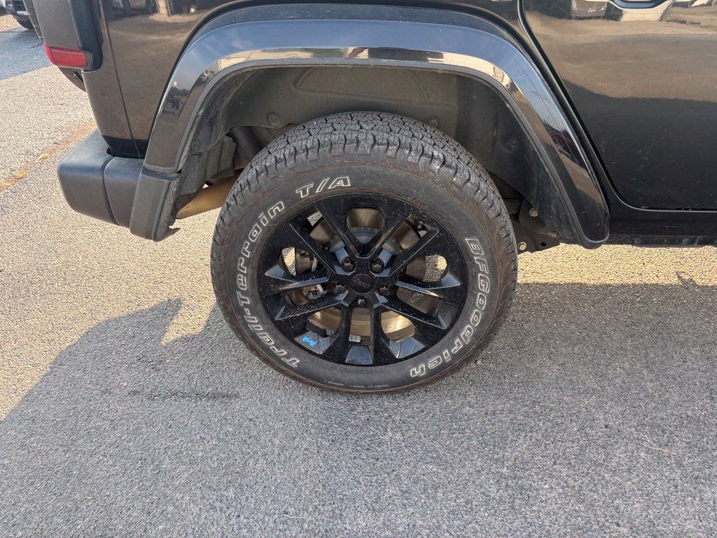 Used 2023 Jeep Wrangler Unlimited Sahara AWD/4WD image 10