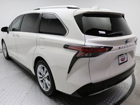 Certified 2021 Toyota Sienna Platinum image 11