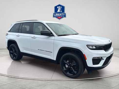 Used 2023 Jeep Grand Cherokee Limited w/ Black Appearance Package AWD/4WD image 15