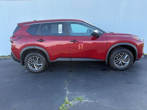 Used 2023 Nissan Rogue S AWD/4WD image 2