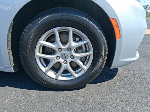 Used 2024 Chrysler Pacifica Touring-L FWD image 5