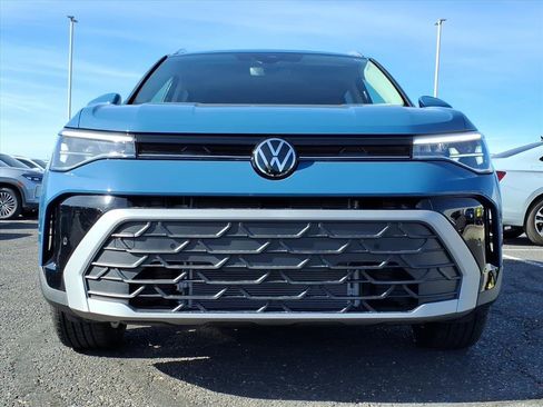 New 2026 Volkswagen Taos SE image 2