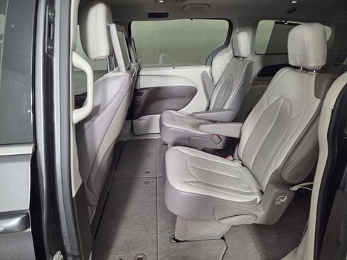 Used 2018 Chrysler Pacifica Touring-L Plus w/ Advanced Safetytec Group image 25