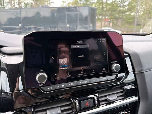 Used 2025 Nissan Pathfinder SV FWD image 12