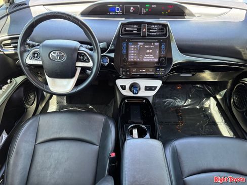 Certified 2017 Toyota Prius Three Touring FWD image 15