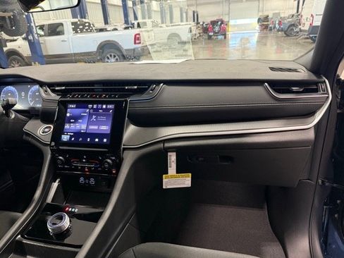 New 2025 Jeep Grand Cherokee Laredo w/ Luxury Tech Group I image 20