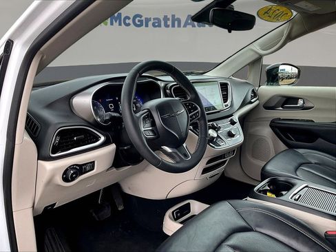 Used 2024 Chrysler Pacifica Touring-L FWD image 16
