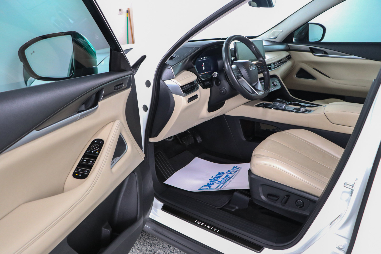 Used 2025 INFINITI QX60 Luxe w/ Cargo Package FWD image 3