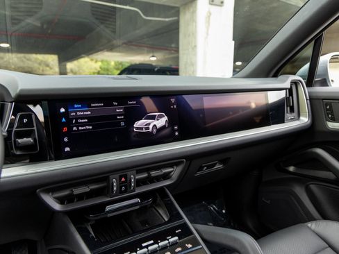 Certified 2025 Porsche Cayenne AWD/4WD image 35