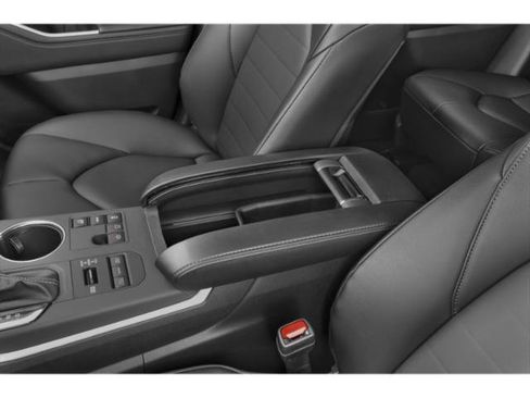 Used 2025 Toyota Highlander XLE image 14