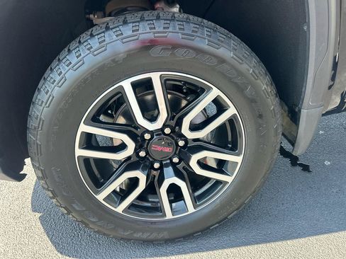 Used 2024 GMC Sierra 1500 AT4 w/ Technology Package AWD/4WD image 9