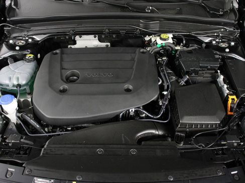 Used 2025 Volvo XC40 B5 Plus AWD/4WD image 24