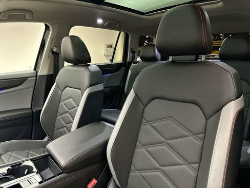 Used 2024 Volkswagen Atlas Peak Edition SE AWD/4WD image 23