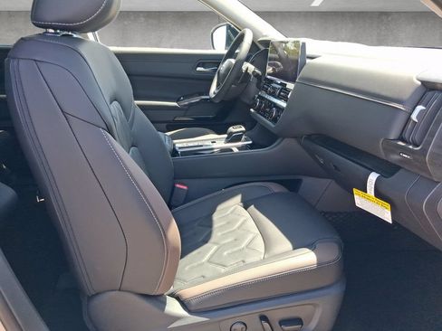 New 2026 Nissan Pathfinder Platinum FWD image 25
