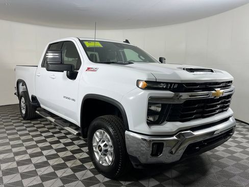 Used 2024 Chevrolet Silverado 2500 LT w/ Convenience Package image 3