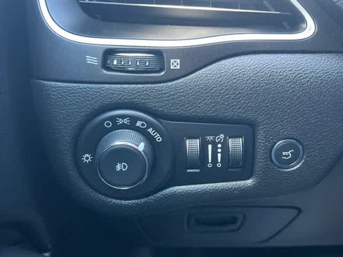Used 2019 Jeep Cherokee Trailhawk AWD/4WD image 28