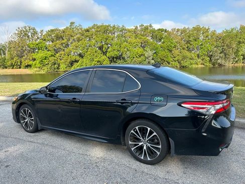 Used 2019 Toyota Camry SE w/ Convenience Package image 3
