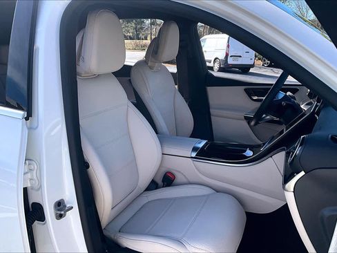 Used 2025 Mercedes-Benz GLC 300 4MATIC image 9