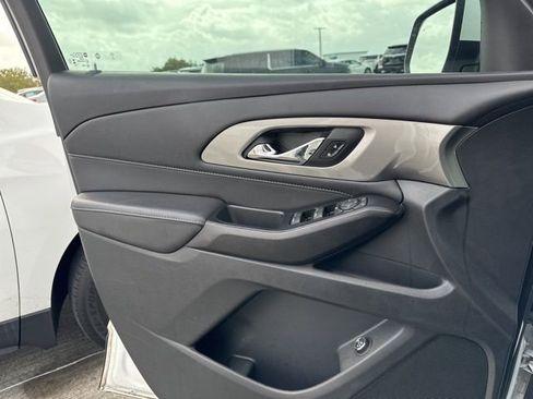 Used 2023 Chevrolet Traverse LT image 8