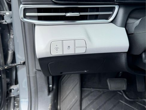 Certified 2025 Hyundai Elantra Limited FWD image 24