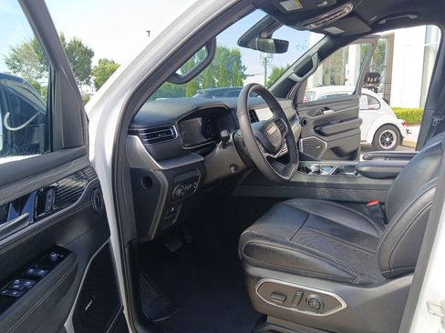 Used 2024 Jeep Wagoneer L Series II w/ Flexible Seating Group AWD/4WD image 9